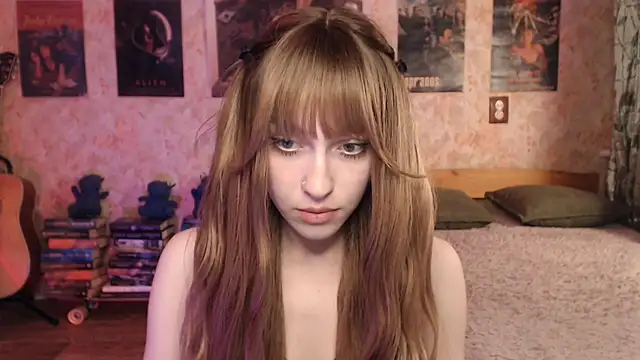 Snapshot of Friendly_Ellie chatting on May 4, 2026, 11:12 pm Friendly Ellie online show from May 4, 2026, 11:12 pm
