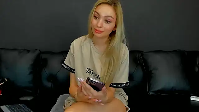 Snapshot of HaleySweet18 chatting on June 25, 2026, 5:12 am HaleySweet18 online show from June 25, 2026, 5:12 am
