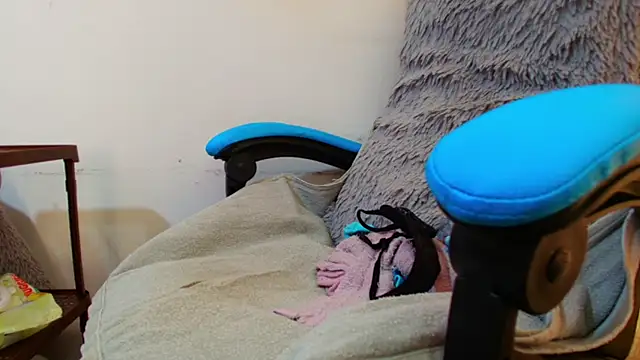 klylls squirt  online show from April 20, 2026, 7:15 pm