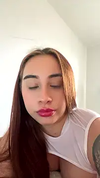 Snapshot of Elena222_ chatting on July 27, 2026, 10:17 pm Elena222 online show from July 27, 2026, 10:17 pm