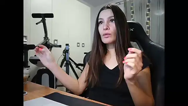 GodlyTheia online show from December 4, 2024, 3:32 pm