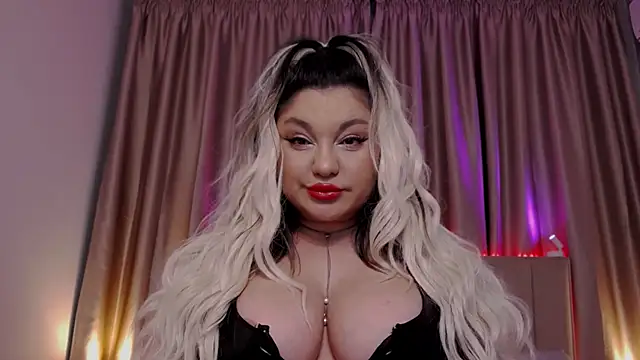 Snapshot of Larissa_K chatting on November 6, 2025, 4:41 pm Larissa K online show from November 6, 2025, 4:41 pm