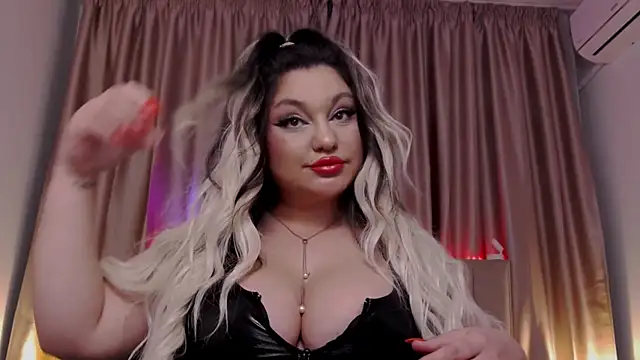 Snapshot of Larissa_K chatting on November 12, 2025, 7:46 pm Larissa K online show from November 12, 2025, 7:46 pm