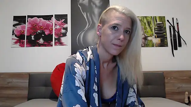 Naschkatze01 online show from September 26, 2025, 6:12 pm