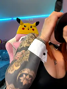 Luna Paris  online show from October 11, 2025, 9:46 pm