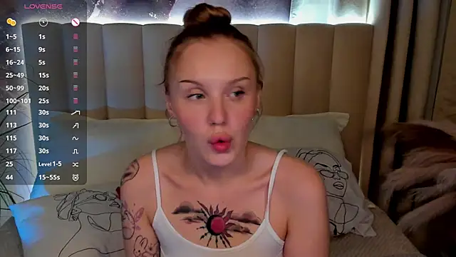 LianaFord online show from February 4, 2025, 10:55 pm