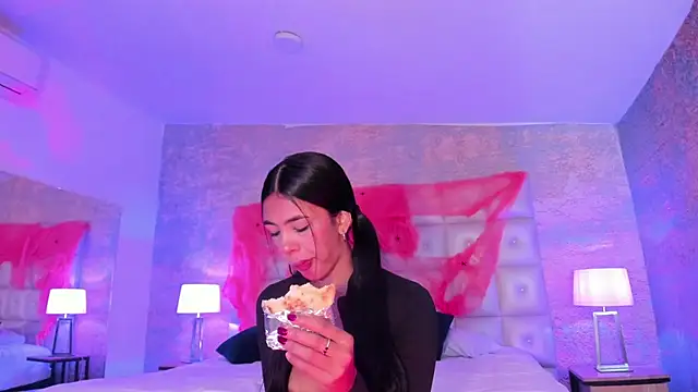 AntonellaRossi online show from October 8, 2025, 1:53 pm