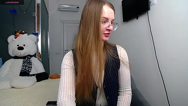 KateJonson online show from February 10, 2025, 1:33 pm