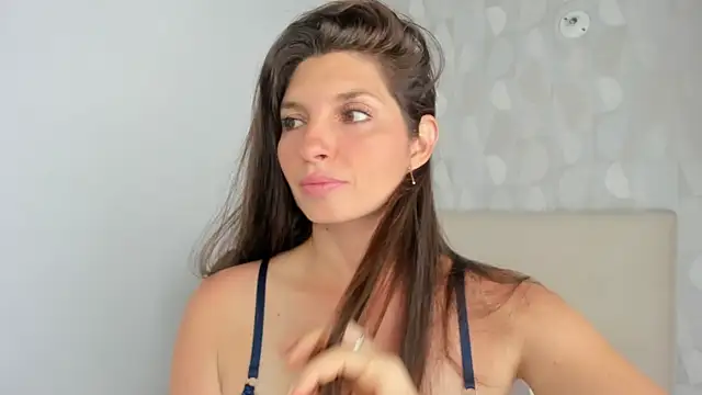 Azahara Amin  online show from November 10, 2025, 3:22 pm