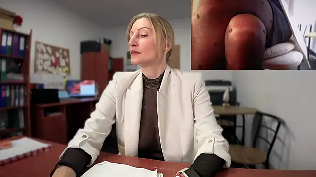 Snapshot of legsLONG chatting on December 17, 2024, 8:01 am legsLONG online show from December 17, 2024, 8:01 am