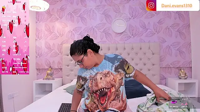 DanielleEvans  online show from February 12, 2025, 11:29 am