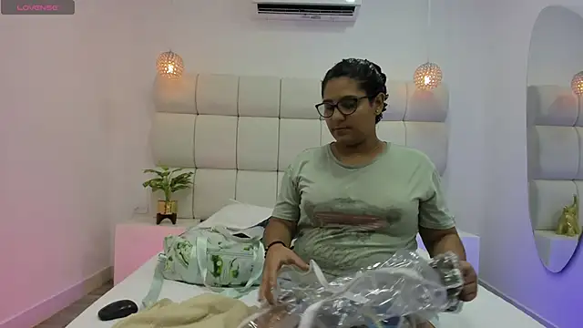 DanielleEvans  online show from September 21, 2025, 11:23 am