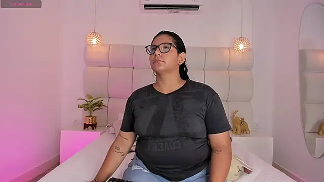 DanielleEvans  online show from September 27, 2025, 11:26 am