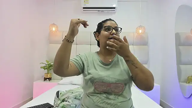 DanielleEvans  online show from October 3, 2025, 11:18 am