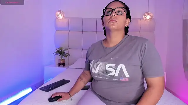 DanielleEvans  online show from November 10, 2025, 11:20 am