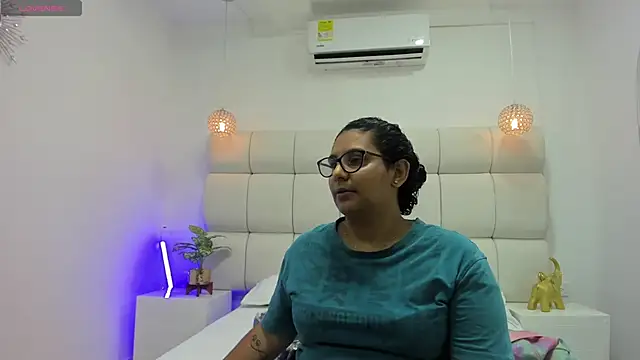 DanielleEvans  online show from November 28, 2025, 11:24 am