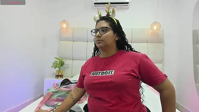 DanielleEvans  online show from December 1, 2025, 11:26 am