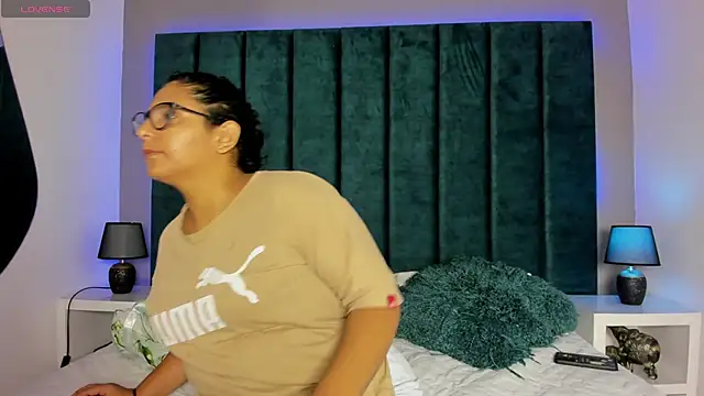 DanielleEvans  online show from December 3, 2025, 11:08 am