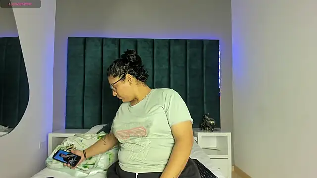 DanielleEvans  online show from January 9, 2026, 11:24 am