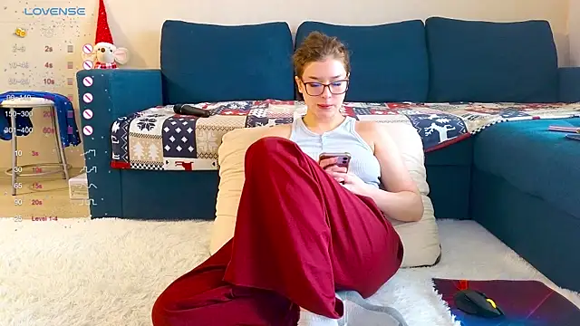 Snapshot of Love_plat1na chatting on January 20, 2025, 9:35 am Love plat1na online show from January 20, 2025, 9:35 am