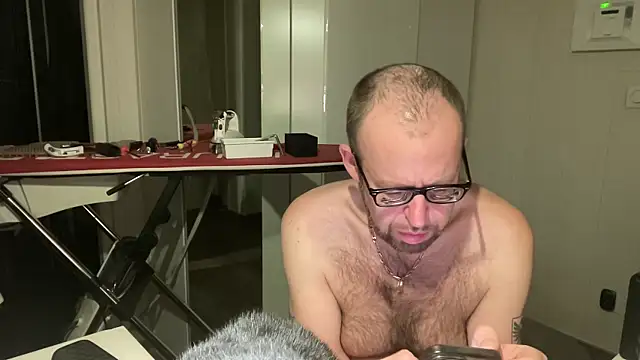 FABIOGLASSES online show from October 6, 2025, 8:39 pm