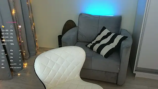 mo1ly online show from January 4, 2025, 8:17 am