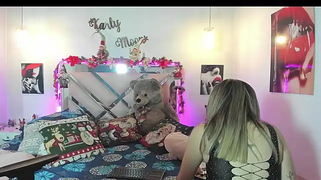 Snapshot of Karly_moon chatting on December 17, 2025, 10:16 pm Karly moon online show from December 17, 2025, 10:16 pm