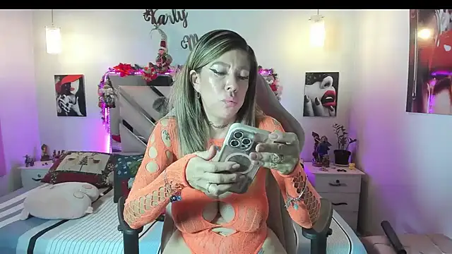 Snapshot of Karly_moon chatting on December 18, 2025, 10:16 pm Karly moon online show from December 18, 2025, 10:16 pm