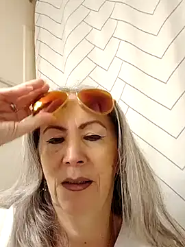 EvaRobinson online show from February 17, 2025, 3:31 pm