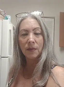 EvaRobinson online show from September 25, 2025, 1:15 pm