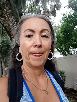 EvaRobinson online show from October 10, 2025, 3:33 pm