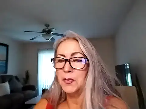 Snapshot of EvaRobinson chatting on June 10, 2026, 2:49 pm EvaRobinson online show from June 10, 2026, 2:49 pm