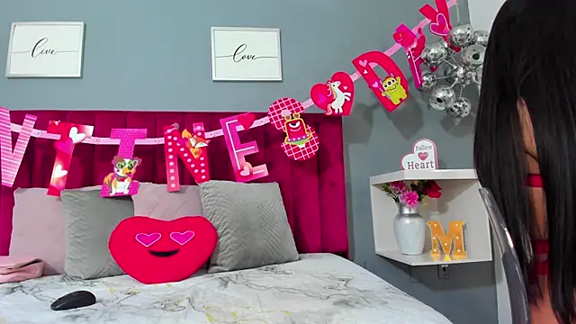 MauraGray online show from February 14, 2025, 8:15 pm