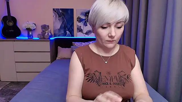 Snapshot of BlondPearl chatting on August 2, 2026, 9:02 pm BlondPearl online show from August 2, 2026, 9:02 pm