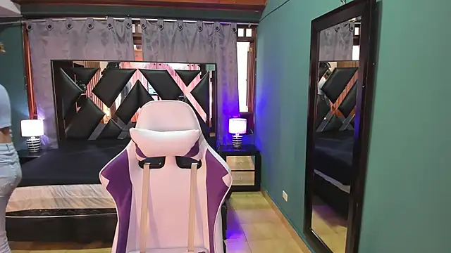 Linda4Petite online show from February 25, 2025, 6:09 pm