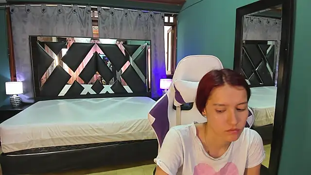 Linda4Petite online show from February 28, 2025, 6:09 pm