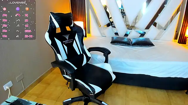 Linda4Petite online show from October 4, 2025, 6:06 pm