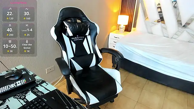 Linda4Petite online show from March 11, 2026, 6:03 pm