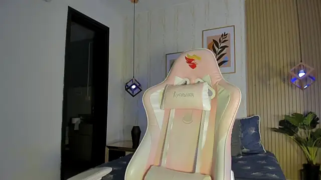 CameronCollins  online show from October 27, 2025, 7:51 pm