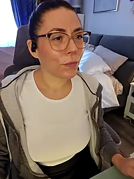 Ellie-L-Elizabeth online show from December 10, 2024, 3:44 pm