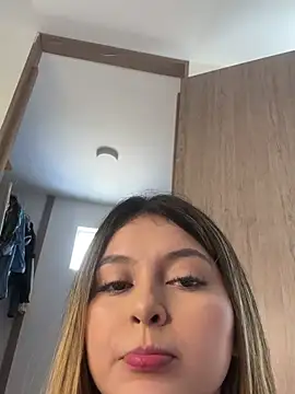 Snapshot of lunablossom_ chatting on December 15, 2024, 4:15 pm lunablossom online show from December 15, 2024, 4:15 pm