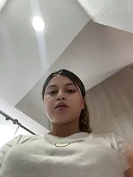 Snapshot of lunablossom_ chatting on December 16, 2024, 7:54 pm lunablossom online show from December 16, 2024, 7:54 pm