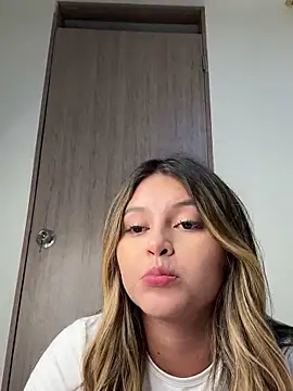 Snapshot of lunablossom_ chatting on December 26, 2024, 2:01 am lunablossom online show from December 26, 2024, 2:01 am