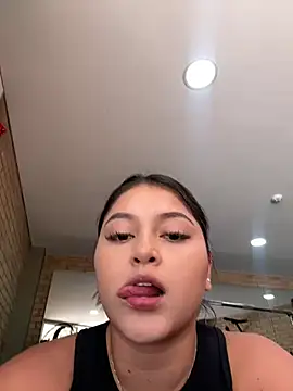 Snapshot of lunablossom_ chatting on December 31, 2024, 6:35 pm lunablossom online show from December 31, 2024, 6:35 pm