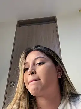 Snapshot of lunablossom_ chatting on January 3, 2025, 11:55 pm lunablossom online show from January 3, 2025, 11:55 pm