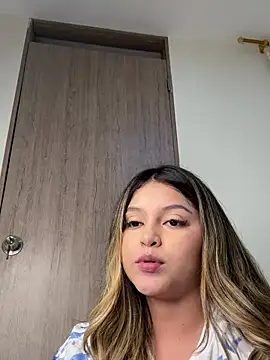 Snapshot of lunablossom_ chatting on January 10, 2025, 3:18 am lunablossom online show from January 10, 2025, 3:18 am