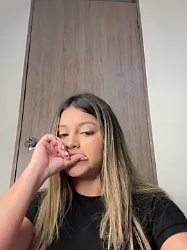 Snapshot of lunablossom_ chatting on January 20, 2025, 3:26 am lunablossom online show from January 20, 2025, 3:26 am