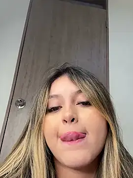 Snapshot of lunablossom_ chatting on January 28, 2025, 1:29 am lunablossom online show from January 28, 2025, 1:29 am