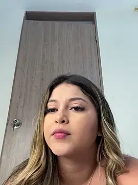 Snapshot of lunablossom_ chatting on February 1, 2025, 6:40 pm lunablossom online show from February 1, 2025, 6:40 pm