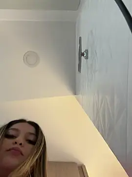 Snapshot of lunablossom_ chatting on February 7, 2025, 7:59 pm lunablossom online show from February 7, 2025, 7:59 pm